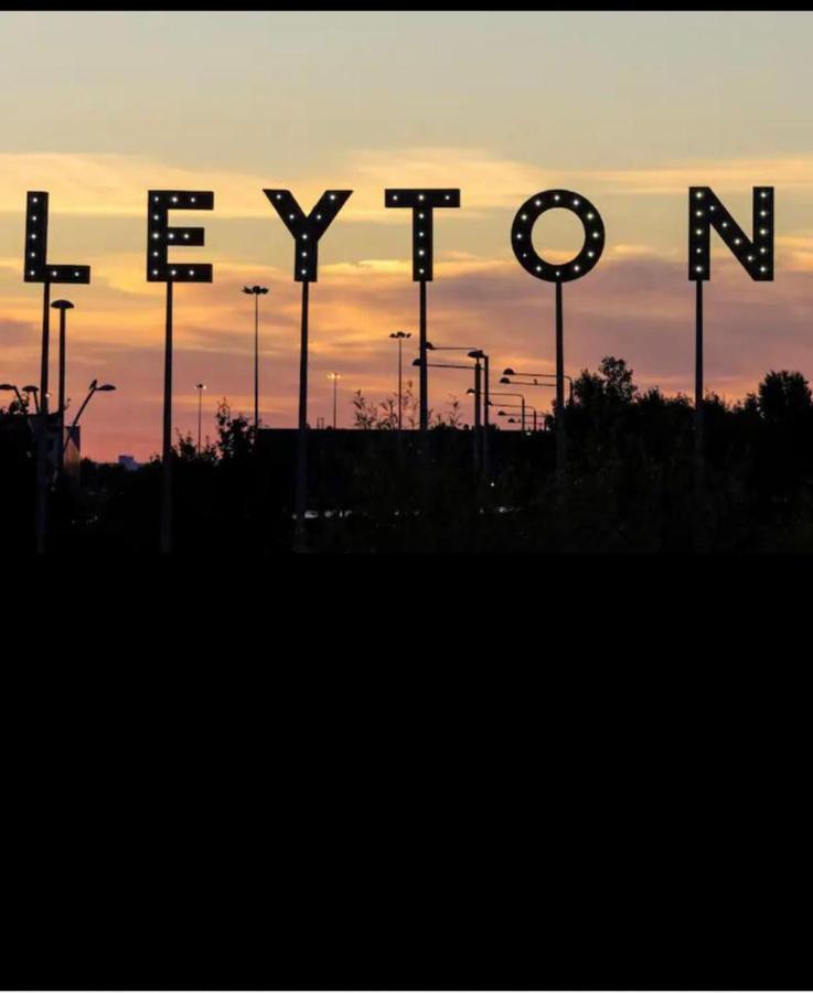 Отель The Leyton Oasis Лондон Экстерьер фото