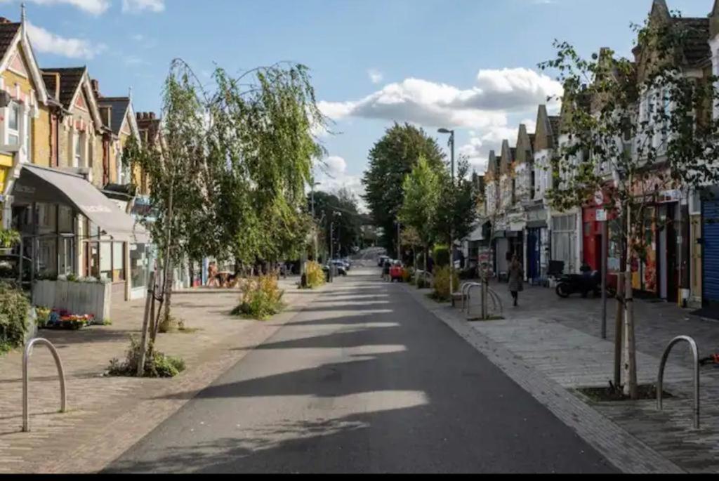 Отель The Leyton Oasis Лондон Экстерьер фото